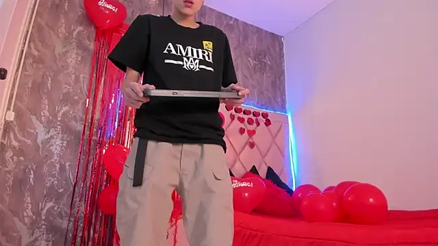 Snapshot of megan_100 chatting on 02/15/25, 07:06 megan 100 online show from 02/15/25, 07:06