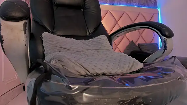 Snapshot of megan_100 chatting on 03/09/25, 01:04 megan 100 online show from 03/09/25, 01:04