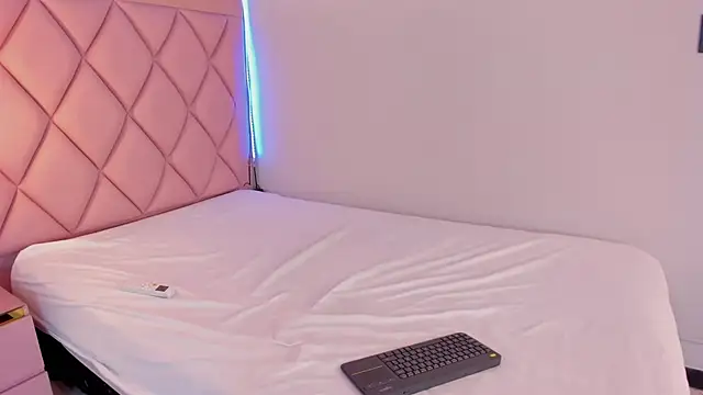 Snapshot of megan_100 chatting on 03/14/25, 10:05 megan 100 online show from 03/14/25, 10:05