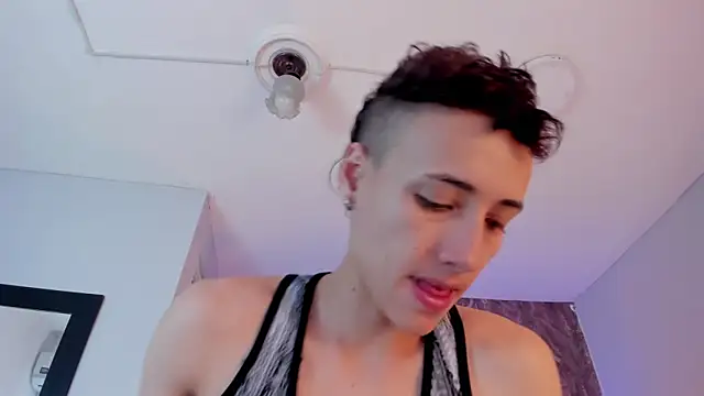 Snapshot of megan_100 chatting on 03/16/25, 01:28 megan 100 online show from 03/16/25, 01:28