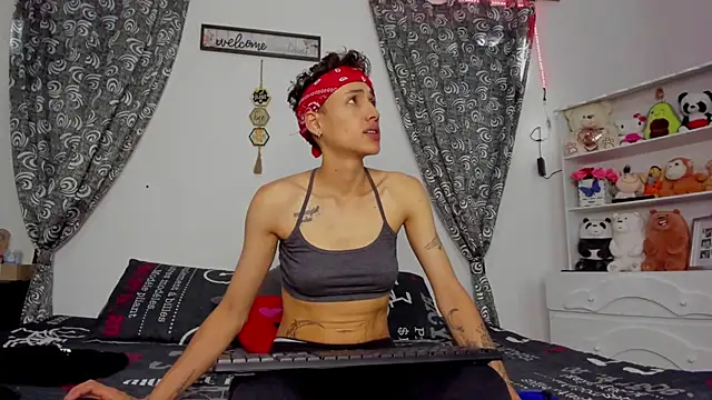 Snapshot of megan_100 chatting on 09/18/25, 07:05 megan 100 online show from 09/18/25, 07:05