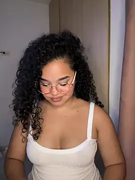 Snapshot of Lucy_wilson5 chatting on 02/17/25, 07:15 Lucy wilson5 online show from 02/17/25, 07:15