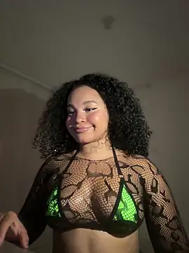 Snapshot of Lucy_wilson5 chatting on 11/18/25, 03:34 Lucy wilson5 online show from 11/18/25, 03:34