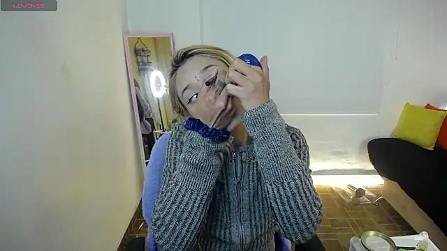 Snapshot of 911Calling chatting on 12/19/24, 08:23 911Calling online show from 12/19/24, 08:23