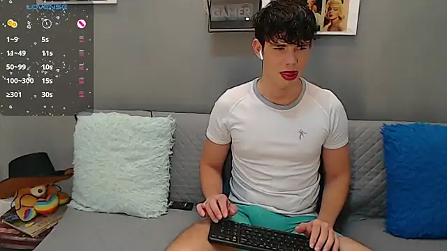 Snapshot of Angelo-cianuro- chatting on 12/15/24, 12:18 Angelo-cianuro- online show from 12/15/24, 12:18