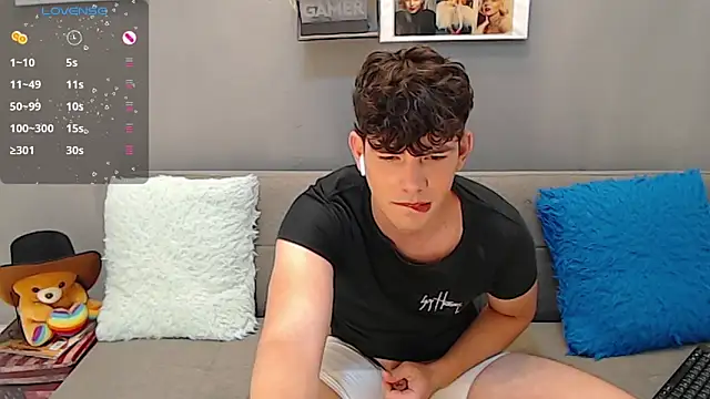 Snapshot of Angelo-cianuro- chatting on 01/04/25, 01:42 Angelo-cianuro- online show from 01/04/25, 01:42