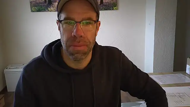 Snapshot of Harry_Boldt chatting on 10/17/25, 06:16 Harry Boldt online show from 10/17/25, 06:16