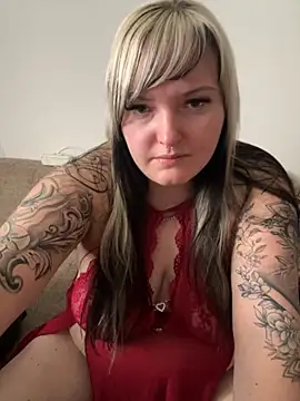 Snapshot of CurvyAngelina_Official chatting on 11/08/25, 10:04 CurvyAngelina Official online show from 11/08/25, 10:04