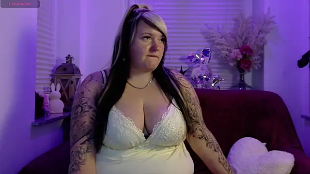 Snapshot of CurvyAngelina_Official chatting on 11/10/25, 07:13 CurvyAngelina Official online show from 11/10/25, 07:13