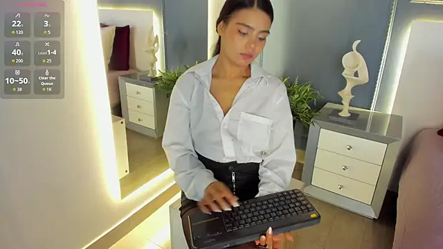 Snapshot of IvyEllis chatting on 11/05/25, 11:54 IvyEllis online show from 11/05/25, 11:54