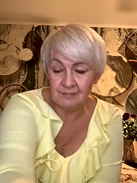 Laura Millf online show from 11/08/25, 03:23