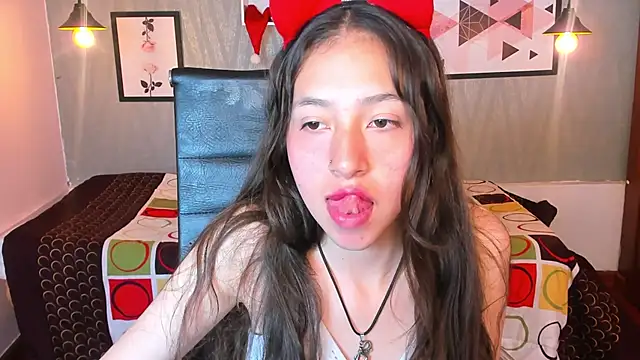 Snapshot of Valeria_roussi chatting on 12/23/24, 05:22 Valeria roussi online show from 12/23/24, 05:22