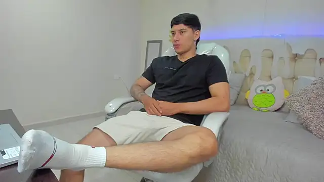 Snapshot of Damian23__ chatting on 01/08/25, 12:26 Damian23 online show from 01/08/25, 12:26