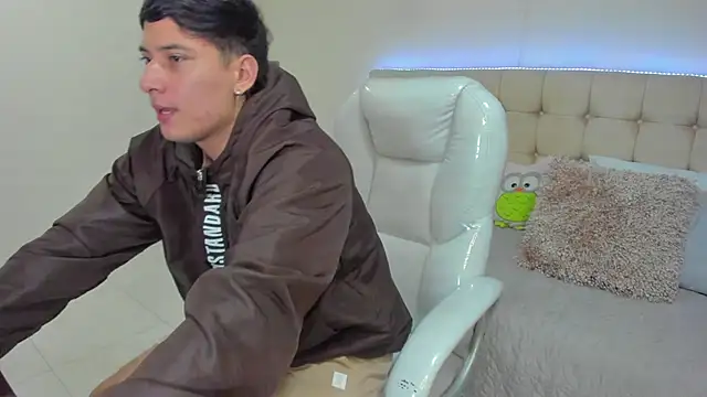 Snapshot of Damian23__ chatting on 01/09/25, 01:13 Damian23 online show from 01/09/25, 01:13