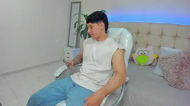 Snapshot of Damian23__ chatting on 01/10/25, 12:15 Damian23 online show from 01/10/25, 12:15