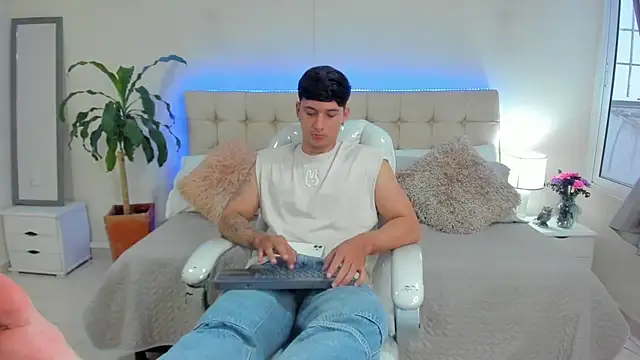 Snapshot of Damian23__ chatting on 01/10/25, 06:17 Damian23 online show from 01/10/25, 06:17