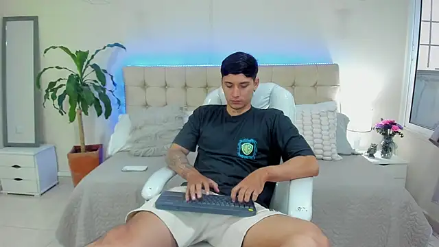 Snapshot of Damian23__ chatting on 01/11/25, 12:29 Damian23 online show from 01/11/25, 12:29