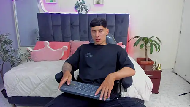 Snapshot of Damian23__ chatting on 01/12/25, 03:57 Damian23 online show from 01/12/25, 03:57