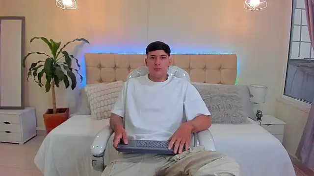 Snapshot of Damian23__ chatting on 01/15/25, 12:25 Damian23 online show from 01/15/25, 12:25