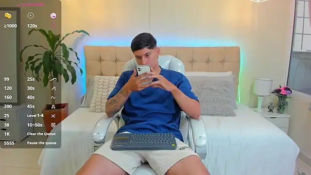 Snapshot of Damian23__ chatting on 01/17/25, 12:21 Damian23 online show from 01/17/25, 12:21