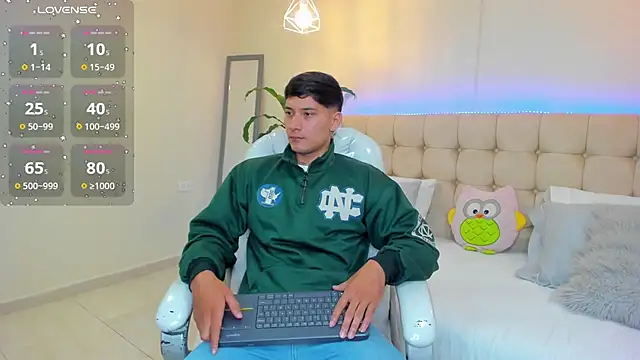 Snapshot of Damian23__ chatting on 01/18/25, 12:36 Damian23 online show from 01/18/25, 12:36