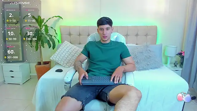 Snapshot of Damian23__ chatting on 01/20/25, 01:21 Damian23 online show from 01/20/25, 01:21