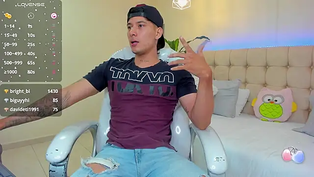 Snapshot of Damian23__ chatting on 01/21/25, 12:39 Damian23 online show from 01/21/25, 12:39