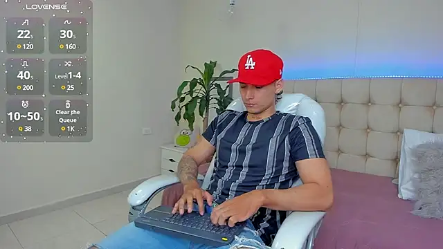 Snapshot of Damian23__ chatting on 01/27/25, 12:48 Damian23 online show from 01/27/25, 12:48