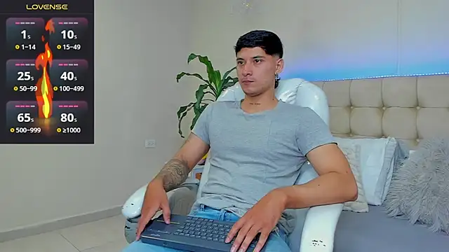 Snapshot of Damian23__ chatting on 02/01/25, 12:58 Damian23 online show from 02/01/25, 12:58