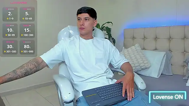 Snapshot of Damian23__ chatting on 02/02/25, 01:08 Damian23 online show from 02/02/25, 01:08