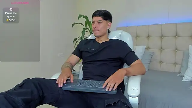 Snapshot of Damian23__ chatting on 02/04/25, 12:33 Damian23 online show from 02/04/25, 12:33