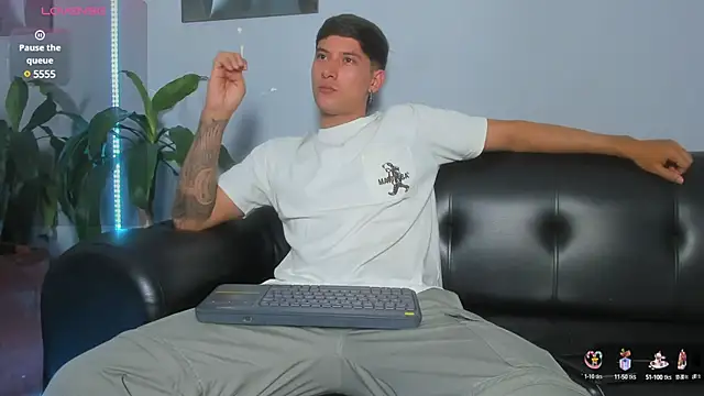 Snapshot of Damian23__ chatting on 02/08/25, 03:30 Damian23 online show from 02/08/25, 03:30