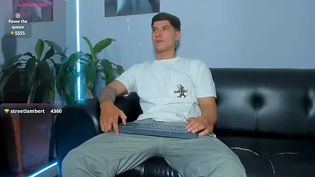 Snapshot of Damian23__ chatting on 02/08/25, 06:33 Damian23 online show from 02/08/25, 06:33