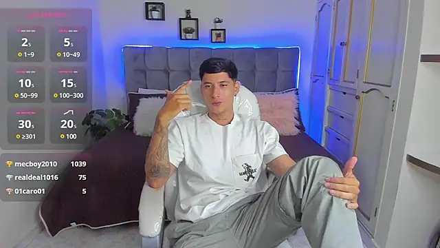 Snapshot of Damian23__ chatting on 02/08/25, 12:39 Damian23 online show from 02/08/25, 12:39