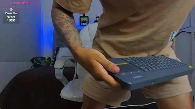 Snapshot of Damian23__ chatting on 02/11/25, 12:37 Damian23 online show from 02/11/25, 12:37