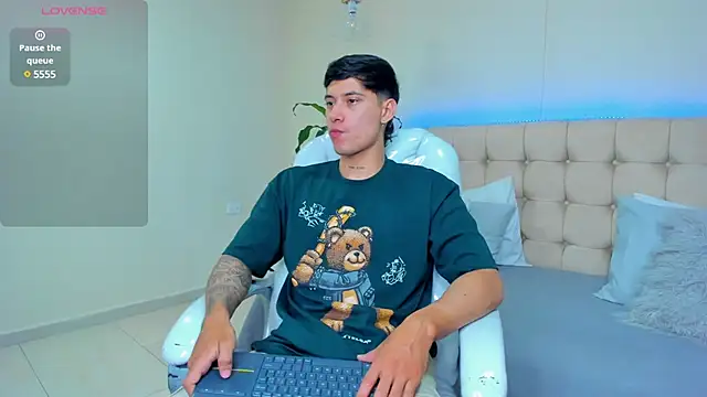 Snapshot of Damian23__ chatting on 02/12/25, 01:48 Damian23 online show from 02/12/25, 01:48