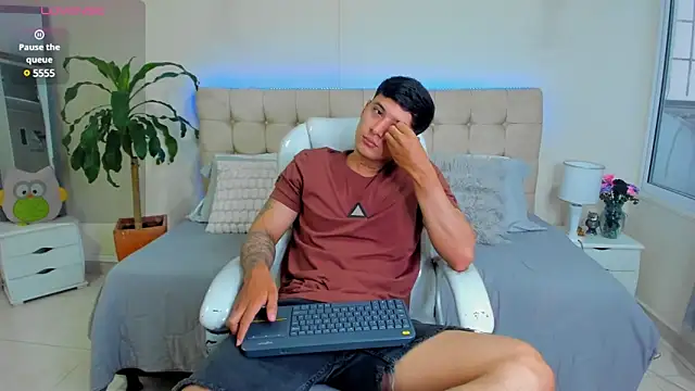 Snapshot of Damian23__ chatting on 02/13/25, 12:43 Damian23 online show from 02/13/25, 12:43