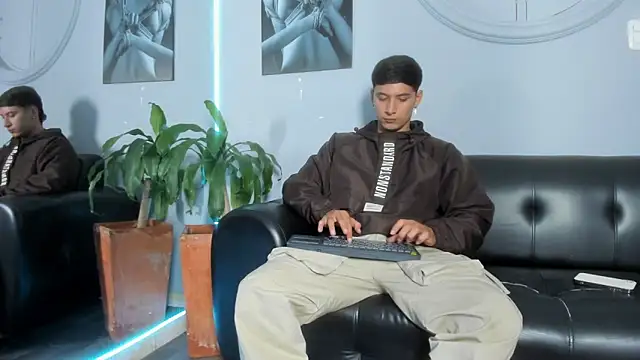 Snapshot of Damian23__ chatting on 02/15/25, 03:20 Damian23 online show from 02/15/25, 03:20