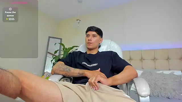 Snapshot of Damian23__ chatting on 02/28/25, 12:31 Damian23 online show from 02/28/25, 12:31