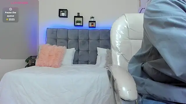 Snapshot of Damian23__ chatting on 03/04/25, 12:44 Damian23 online show from 03/04/25, 12:44