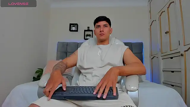 Snapshot of Damian23__ chatting on 03/10/25, 01:21 Damian23 online show from 03/10/25, 01:21