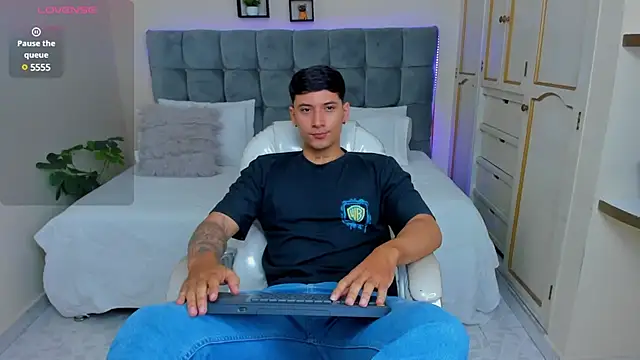 Snapshot of Damian23__ chatting on 03/14/25, 12:40 Damian23 online show from 03/14/25, 12:40