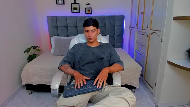 Snapshot of Damian23__ chatting on 03/16/25, 12:22 Damian23 online show from 03/16/25, 12:22