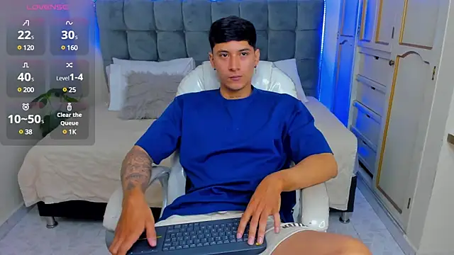 Snapshot of Damian23__ chatting on 03/18/25, 12:58 Damian23 online show from 03/18/25, 12:58