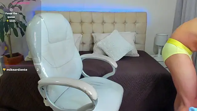 Snapshot of Damian23__ chatting on 03/19/25, 03:29 Damian23 online show from 03/19/25, 03:29