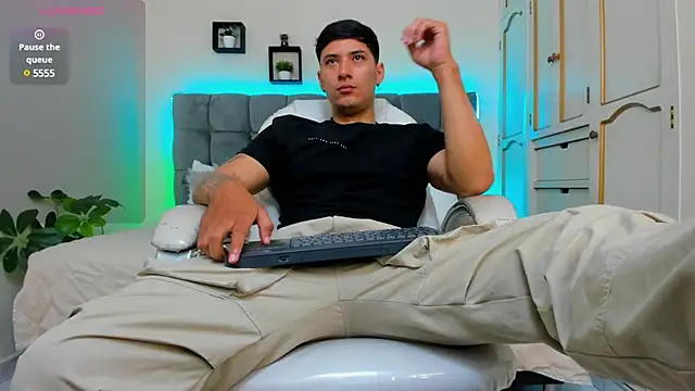 Snapshot of Damian23__ chatting on 03/20/25, 12:32 Damian23 online show from 03/20/25, 12:32