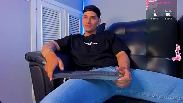 Snapshot of Damian23__ chatting on 03/21/25, 12:39 Damian23 online show from 03/21/25, 12:39