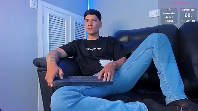 Snapshot of Damian23__ chatting on 03/21/25, 03:46 Damian23 online show from 03/21/25, 03:46