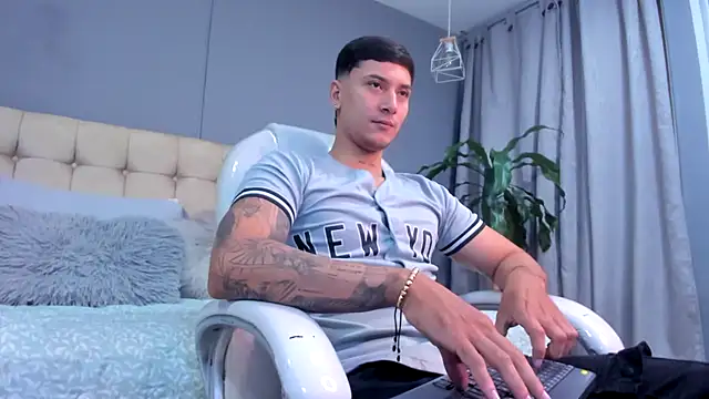 Snapshot of Damian23__ chatting on 09/20/25, 10:27 Damian23 online show from 09/20/25, 10:27