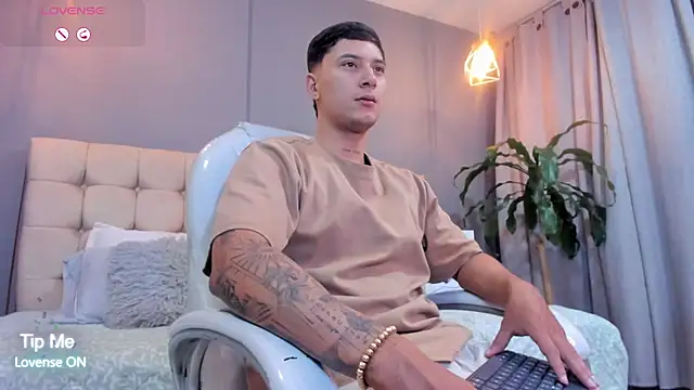 Snapshot of Damian23__ chatting on 09/23/25, 10:29 Damian23 online show from 09/23/25, 10:29